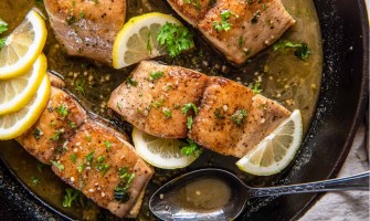 Махи Махи със сос от лимоново масло в чугунен тиган