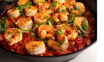 Скариди с чери домати Fra Diavolo в чугунен тиган